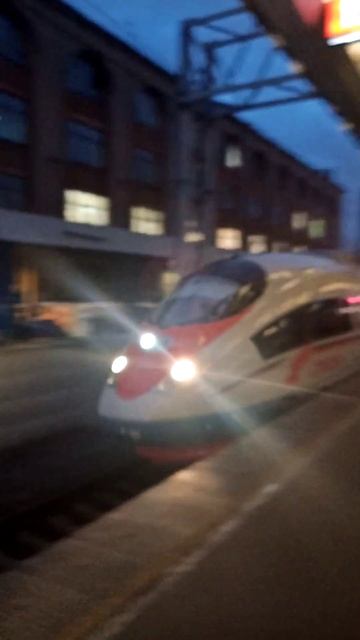 Прибытие поезда на Московский вокзал. Sapsan arrives at Moscow railway station.