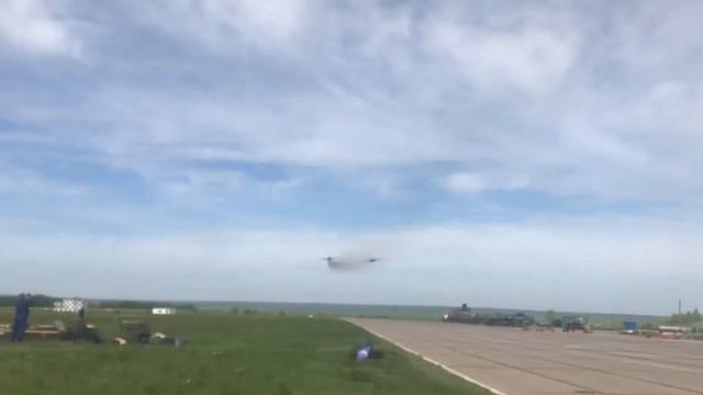 Пара Су-25 на бреющем смотреть онлайн