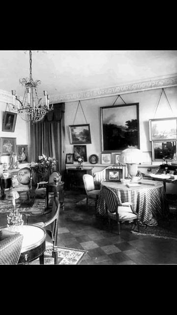 Зачем в СССР зеркала и картины вешали под углом? #Shorts смотреть онлайн