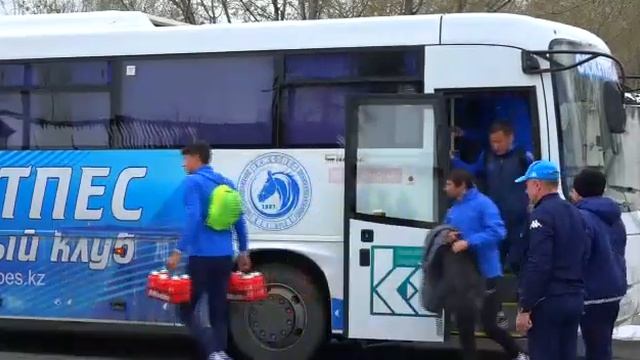 Команда уже на стадионе! смотреть онлайн