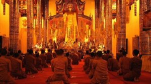 Буддийские монахи Бирмы поют перед медитацией в Храме