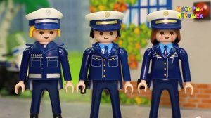 Видео для детей с игрушками Плеймобил Герои в масках. Полицейские машинки Школьный автобус онлайн.