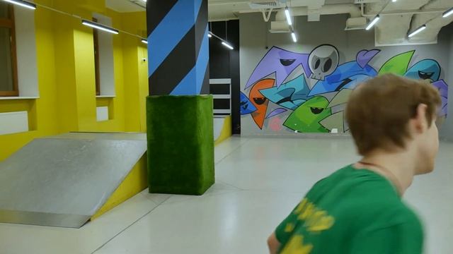 Крытый скейт парк в Москве. 👉Тут учат трюкам. Обучение трюковому самокату, тренировки с Инструкторо