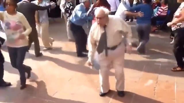 А вам слабо?! Танцуй пока молодой )) Самые смешные приколы 2016 смотреть онлайн