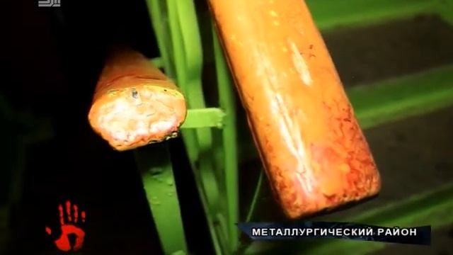 Безумец пытался зарубить топором супружескую пару смотреть онлайн
