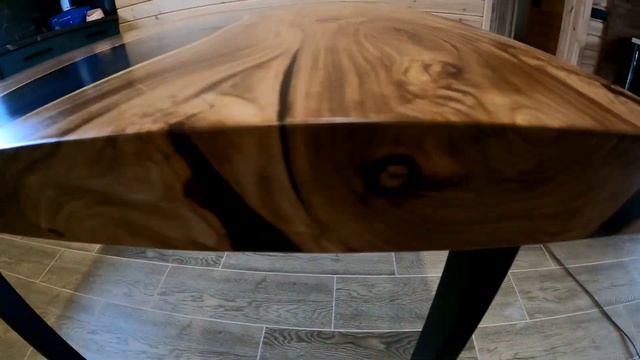 Стол из азиатского карагача с рекой из смолы (финиш) смотреть онлайн