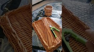 Крышка для короба с внутренним бортиком из бумажной лозы.