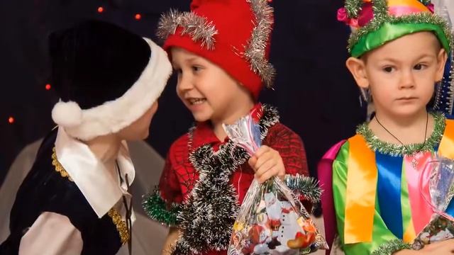КДОУ №19 "Ласточка" г.Северодонецк, НОВЫЙ ГОД - ПРИКОЛЫ. Слайд-шоу, автор: Олег Ляховой смотреть онлайн