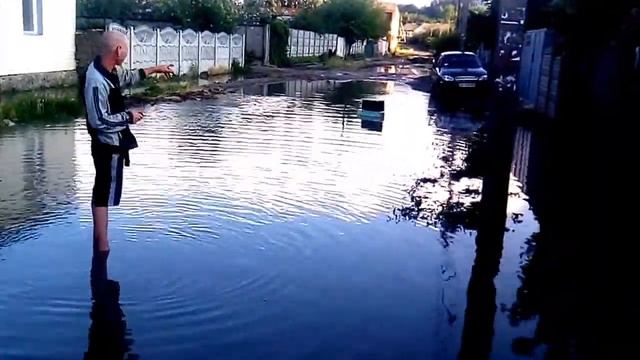 Кораблик из семейных трусов в луже по Петровского 09.07.2017 (Мелитополь) смотреть онлайн