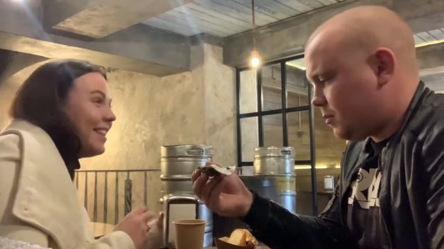 Лёша с любимой первый раз пробуют устрицы😂 смотреть онлайн