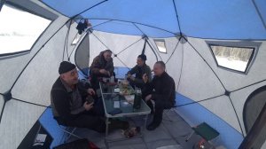 Диалоги на зимней рыбалке | На льду в палатке затопили печь