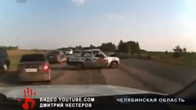 Полиция изучает кадры, на которых грузовик давит женщину на пешеходном переходе смотреть онлайн