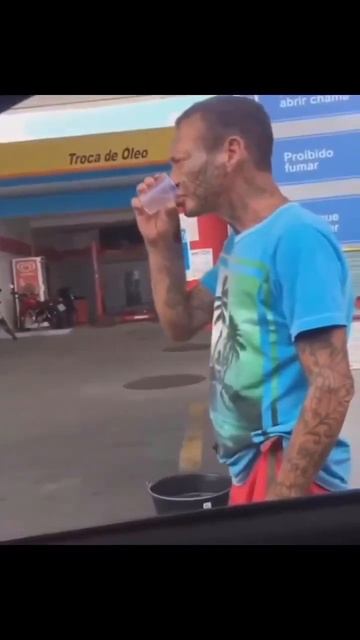 Мужик пьёт бензин смотреть онлайн