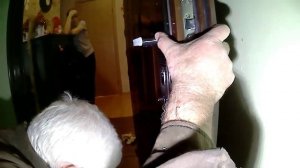 Меняем ручки на замке входной двери.