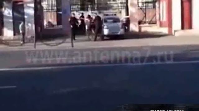 Под вечер в День десантника неадекватный мужчина пытался штурмом взять телецентр смотреть онлайн