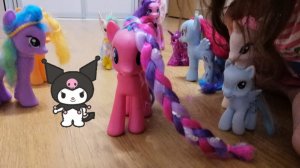 Пони Лотос взяла сумку у пони Саши