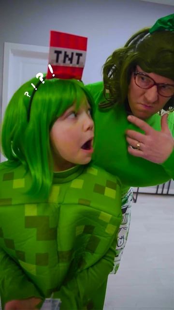 Minecraft Creeper came to visit Grandma! #funny #minecraft #granny смотреть онлайн