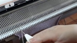 Закрытие петель на вязальной машине, деккером, через колок