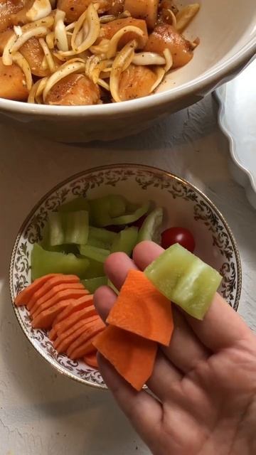 Шашлык из куриной грудки с овощами в духовке.