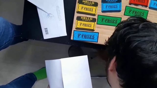 Организаторы выставки получили наклейки FROZ5. смотреть онлайн