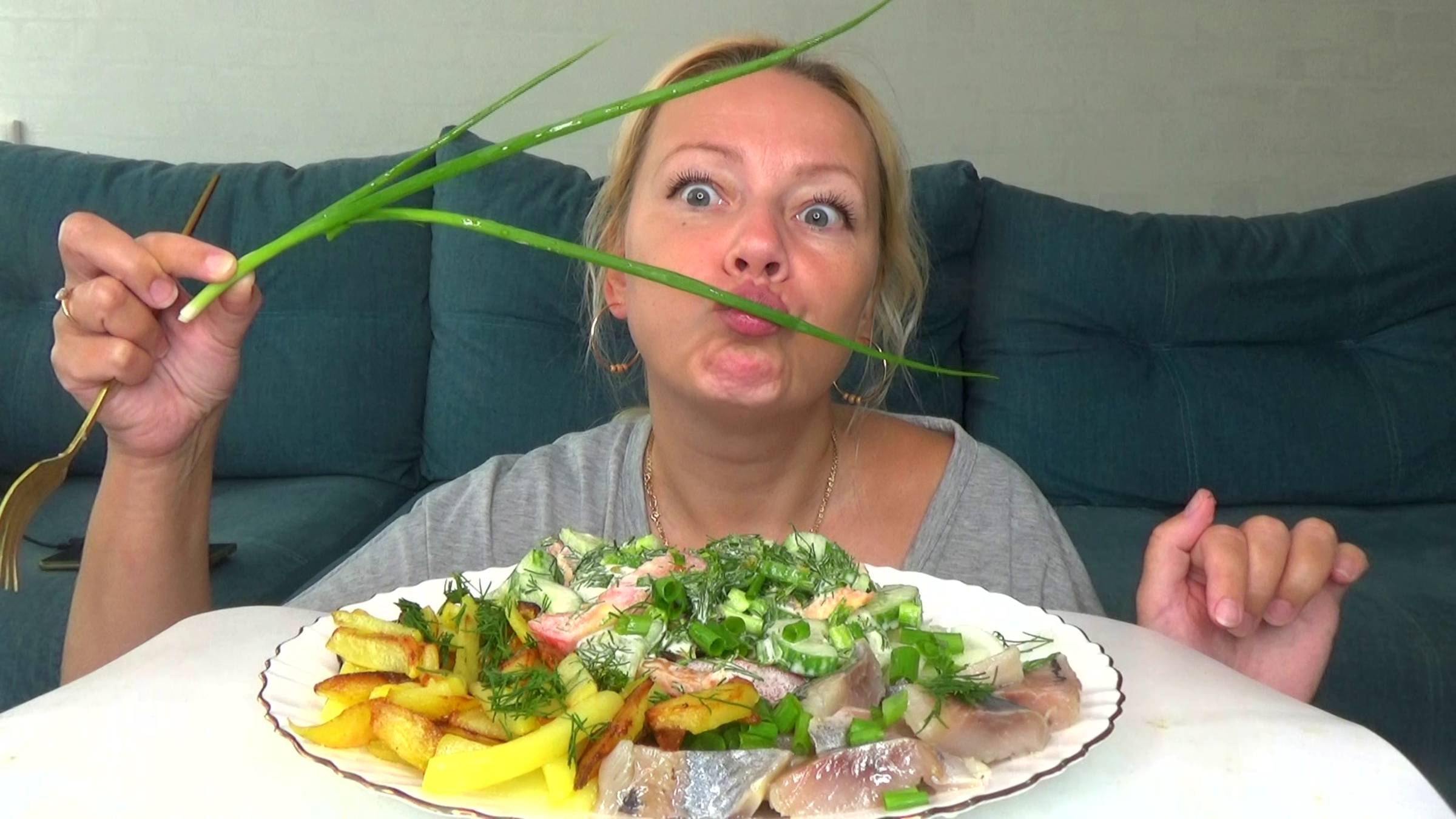 Мукбанг картошка жареная ,селедка ,салат ,лук. Еда на камеру. смотреть онлайн