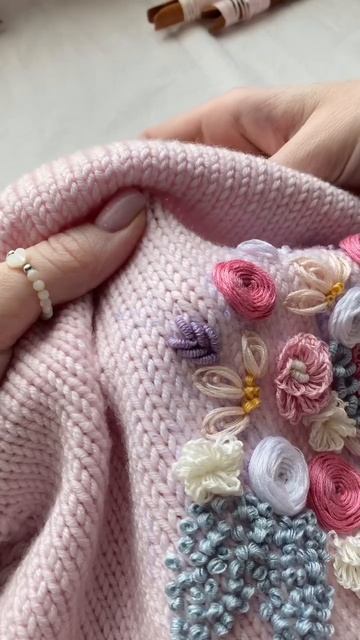 Вышивка букета на джемпере 🌸