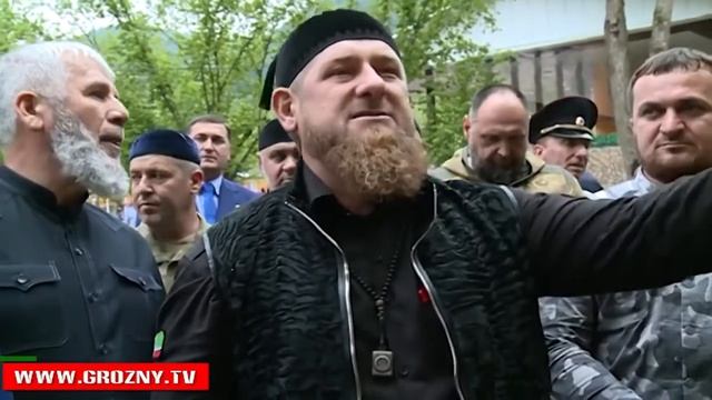 КАДЫРОВ ПРОТКНУЛ ВОЗДУШНЫЙ ШАРИК У ШКОЛЬНИКА смотреть онлайн