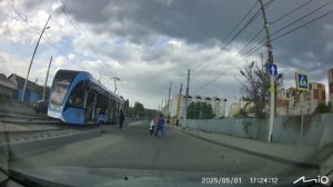 Саратов 01.05.25. Проблема с Новым Скоростным Трамваем, люди прыгают в никуда из него...