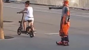 Клоун тролит случайных прохожих