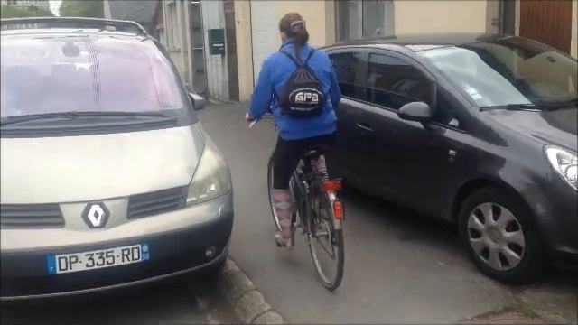 Маня едет на велике по франц городку смотреть онлайн