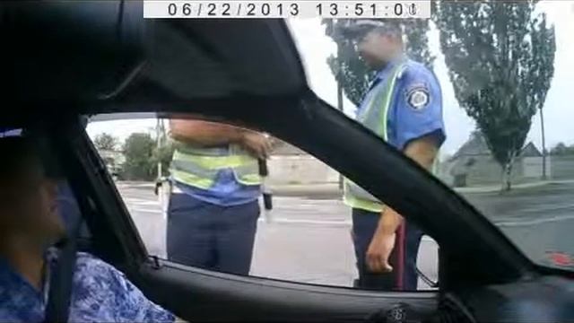 Гаишник неудачно разводит водителя на светофоре. Беспредел! смотреть онлайн