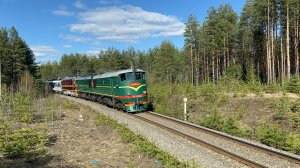«Динозавр!» Тепловоз ТЭ3 - 5524 с тепловоз ТЭП60 - 0904 и вагонами на перегоне, май 2025 года