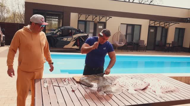 ШАШЛЫК из МОРСКОЙ РЫБЫ в ГОСТЯХ у ЮРЫ. ENG SUB смотреть онлайн