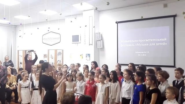 Галя, выступление младшего концертного хора.