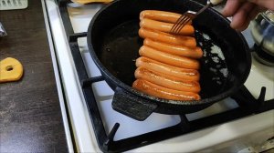 Жареные сосиски гриль на сковороде до хрустящей корочки.