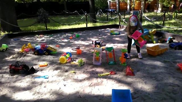 Соня пришла в парк гигантских насекомых, а там... смотреть онлайн