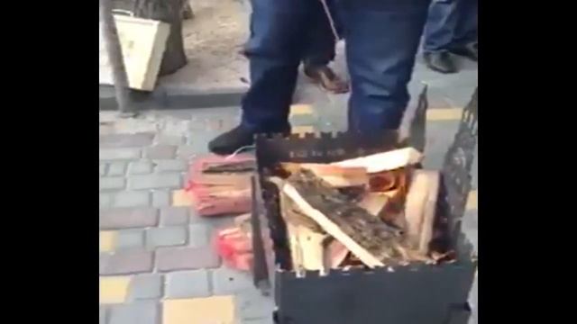 В Одессе зажарили двуглавого петуха на трезубе. смотреть онлайн