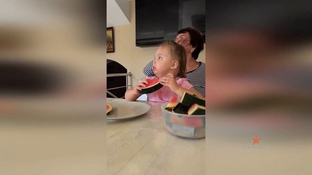 Дочка Натальи Фриске кушает Арбуз!