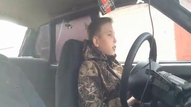 ОТЕЦ учит СЫНА водить МАШИНУ! первый раз за рулём I Чуть не врезался I 50км/ч смотреть онлайн
