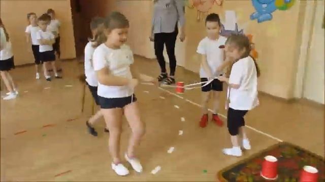 Эстафеты с бумажными стаканчиками! смотреть онлайн