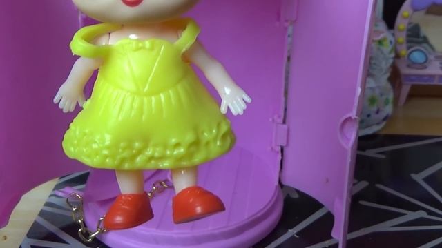 ХИТРАЯ ПОДДЕЛКА СПРЯТАЛА КАПСУЛУ ЛОЛ СЮРПРИЗ В ТУАЛЕТЕ! Куклы лол LOL сюрприз мультики Даринелка смотреть онлайн
