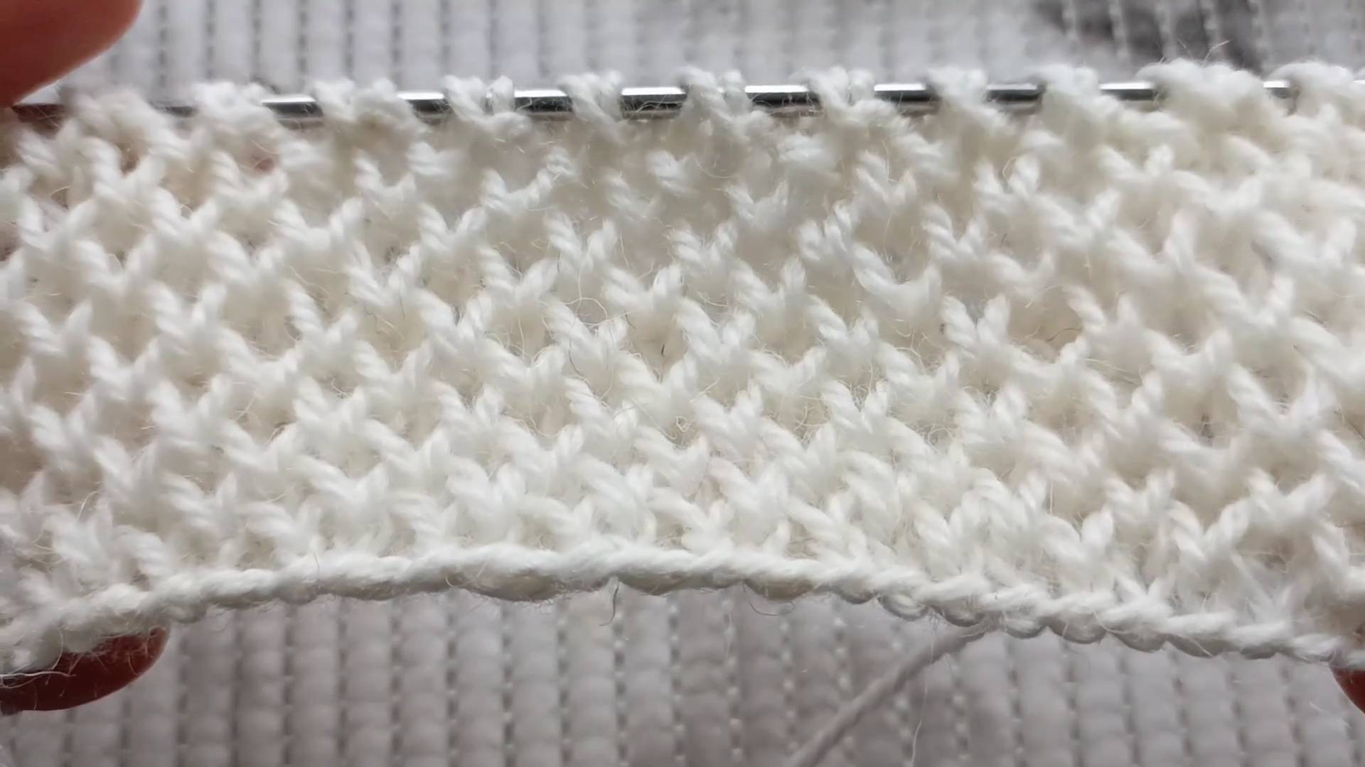 Узор спицами _Соты_ поворотными рядами, вяжем вмести каждый ряд, подробное видео для начинающих смотреть онлайн