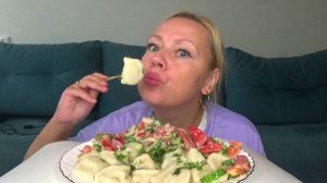 Мукбанг  пельмени  с мазиком,салат овощной. Еда на камеру.