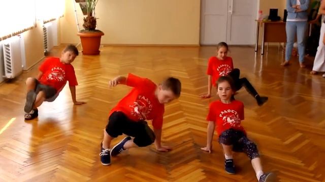 Выставка детского рисунка студии: 'Палитра' 6.06.2017 смотреть онлайн
