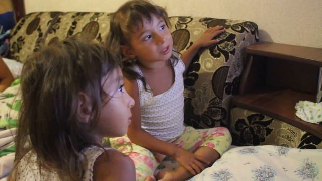 Маленькие сестрёнки поют Антошку. Смешные!