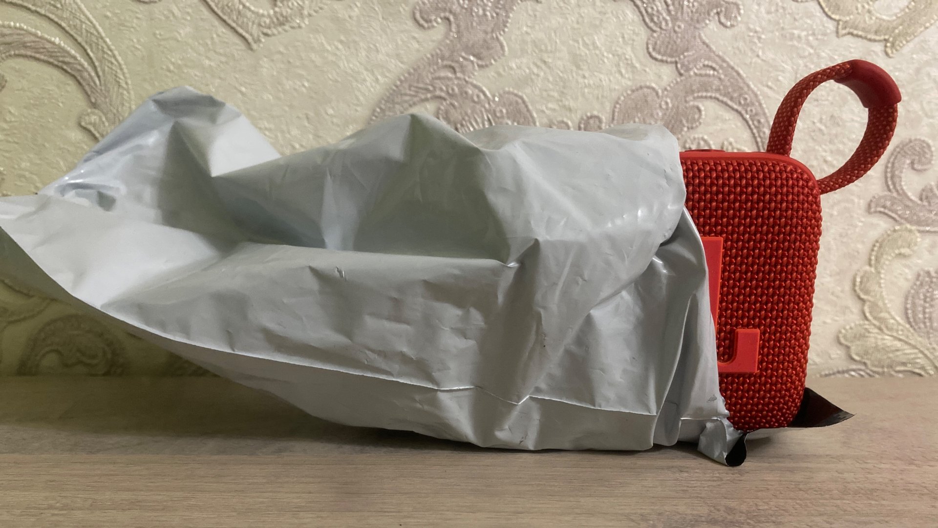 Я скрываю коробку с сюрпризом