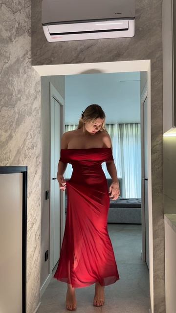 Длинные волосы, длинные взгляды: Блондинка в центре внимания