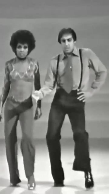 чуство юмора никогда не изменяло Андриано Челннтано - ни в фильмах, ни в танцах.mp4