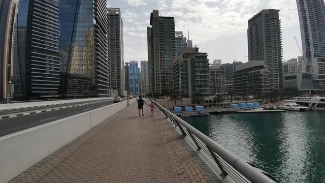 Дубай Марина - вокруг одни небоскрёбы...