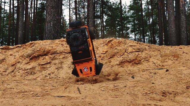 Джип Yikong Заправлен по полной в гору смотреть онлайн